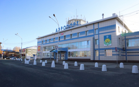 Недоступная среда: в аэропорту Сыктывкара мать с ребенком-инвалидом «отшили» на просьбу о помощи